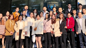 Hình ảnh sinh viên trường Đại học Điện lực tham quan thực tế tại ngân hàng Á Châu (ACB) 